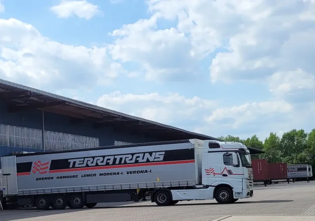 Lkw vor dem Lager in Bremen, 2022