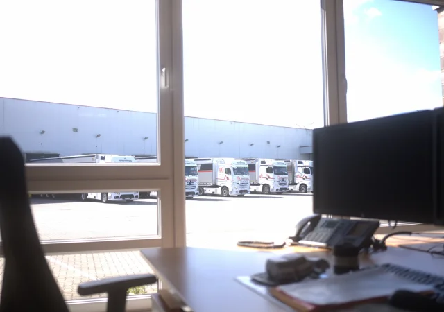 Blick vom Büro auf Lager und Trailer in Bremen, 2025